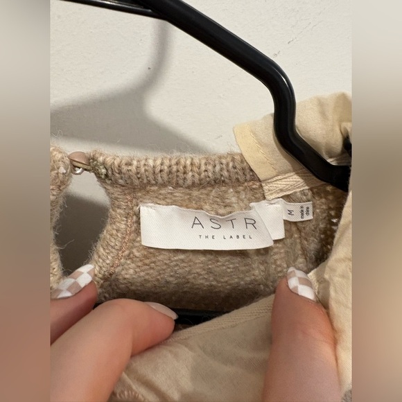 EUC- ASTR THE LABEL -Flo­ral Eye­let Col­lar Sweater - Picture 3 of 6